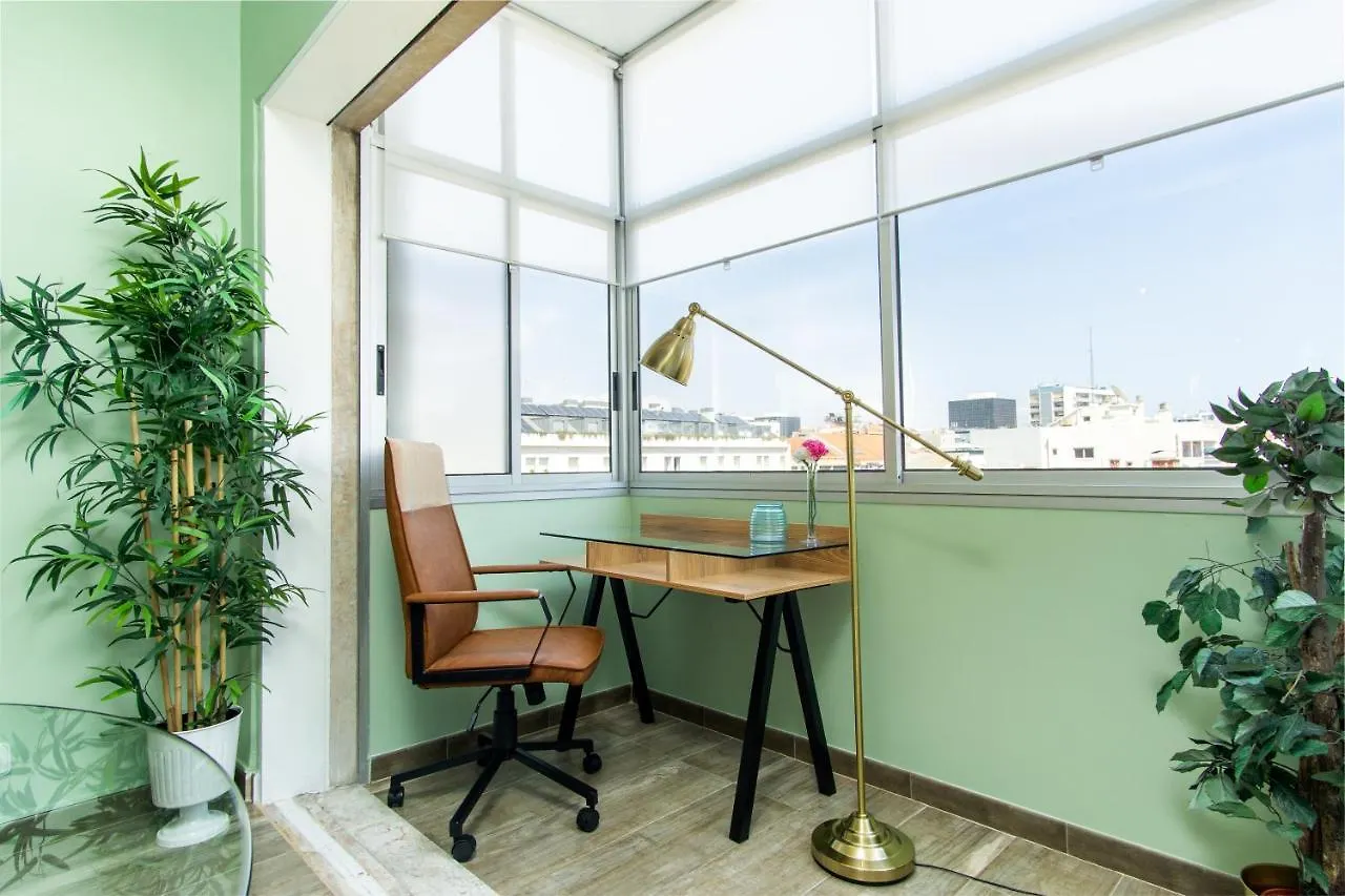 Apartament Gaze Out At The City In A Retro-Chic Getaway Lizbona