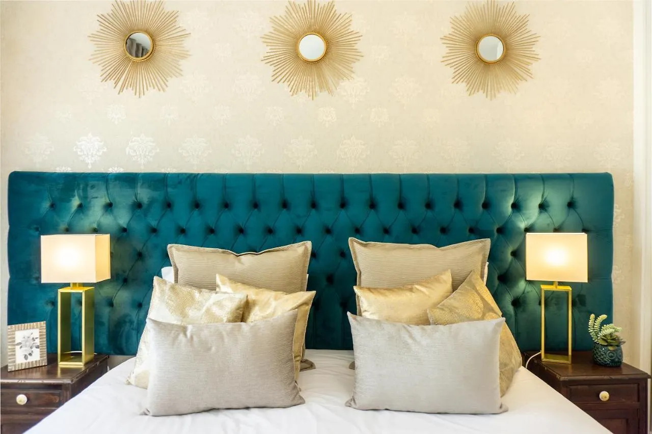 Gaze Out At The City In A Retro-Chic Getaway Lizbona 0*,  Portugalia