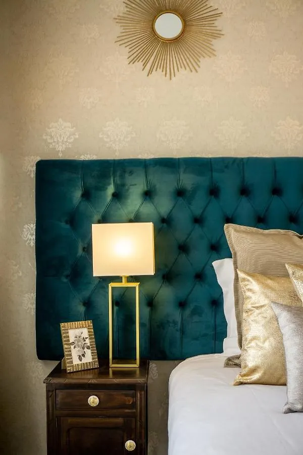 Apartment Gaze Out At The City In A Retro-Chic Getaway Lisbon